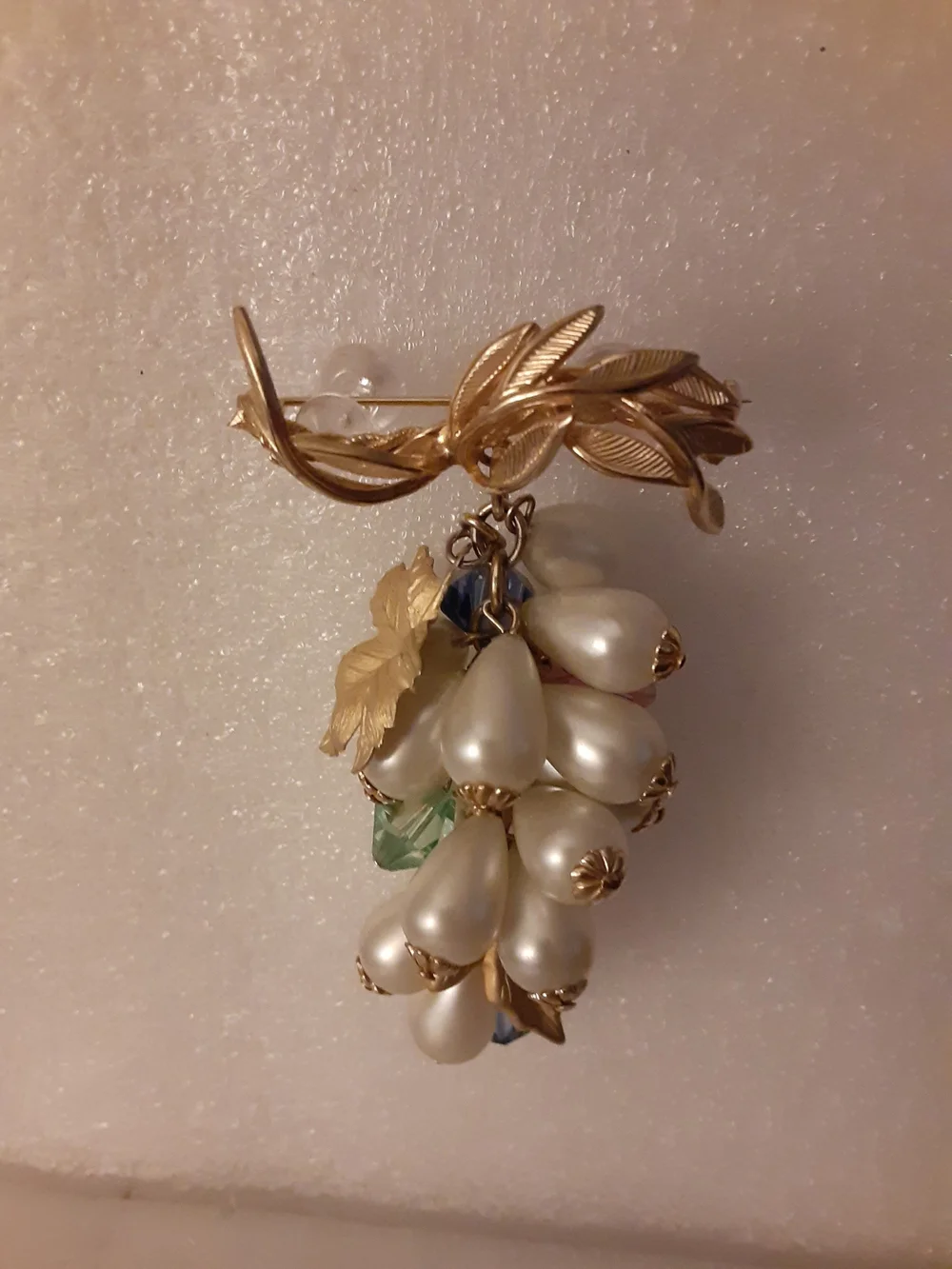 Hanging Gold-Tone Pearl Cluster Brooch with Crystal Accents - Picture 1 of 3